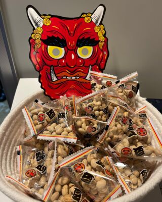 今日は節分ですね。

「節分」は立春の前日にあたる日で、邪気や悪いものを落として新年に幸運を呼び込むことを目的に行われる日本独自の季節行事です。

本日はフロントで福豆をお渡ししております。
恵方巻はお渡しできませんが（笑）
今年の恵方は「東北東」です!
みなさまに幸運が訪れますように・・・☆彡

#神戸三宮ユニオンホテル　#神戸　#lovehyogo　#ビジネスホテル　#unionhotel　#kobe　#三宮